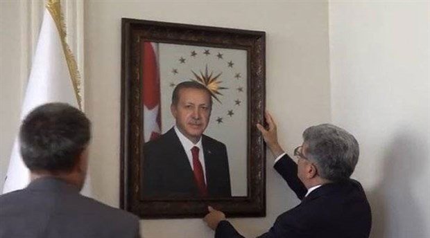 Van kayyumunun ilk icraatı: Atatürk'ün fotoğrafını indirip yerine Erdoğan fotoğrafı astı