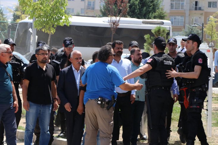Van ve Diyarbakır’da kayyuma tepki gösterenlere polis müdahalesi