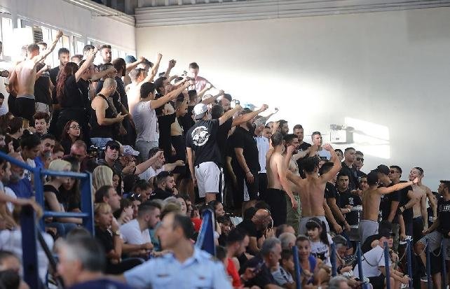 Yunanistan'da fanatikler sahada terör estirdi: Türk bayrağına izin vermediler, kadın hentbolculara tükürdüler!