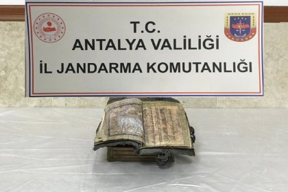 1700 yıllık kitabı 500 bin euro'ya satmaya çalışan 7 şüpheli yakalandı