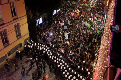8 Mart Feminist Gece Yürüyüşü'ne polis biber gazı ve plastik mermiyle müdahale etti