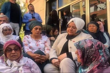 Ahmet Hakan'dan HDP il binası önündeki oturma eylemine katılan Aile Bakanı'na tepki: Bakan hanım ne yapıyorsunuz?
