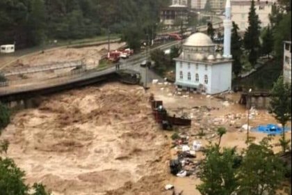 Artvin'de sel; dereler taştı, yollar kapandı