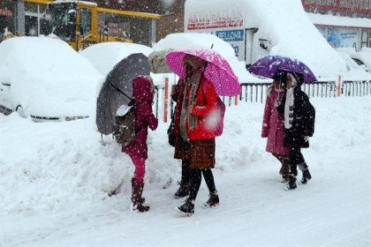 Bazı il ve ilçelerde eğitime kar engeli