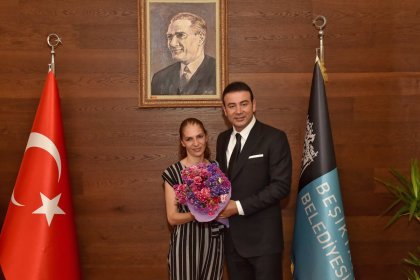 Beşiktaş Belediye Başkanı Rıza Akpolat, Beşiktaş'ta çalıştığı mekanın sahibi tarafından darp edilen Gaye Akıl'la bir araya geldi