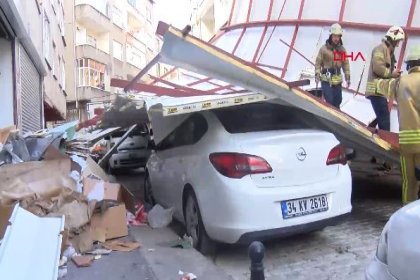 Beyoğlu'nda lodos nedeniyle iş hanının çatısı uçtu