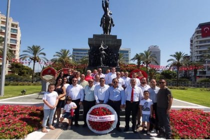 Birleşik Kamu İş İzmir'de Atatürk Anıtı'na çelenk bıraktı