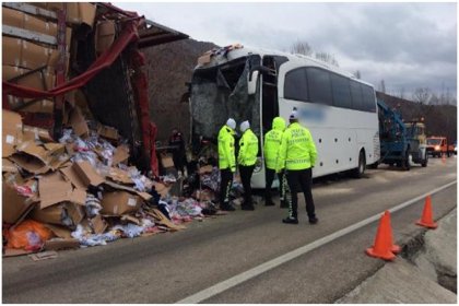 Çankırı'da otobüs TIR'a çarptı: 31 yaralı var