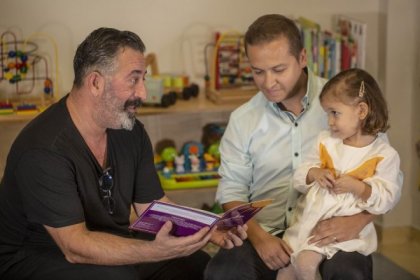 Cem Yılmaz 1 Milyon Kitap projesine destek için çocuklara kitap okudu