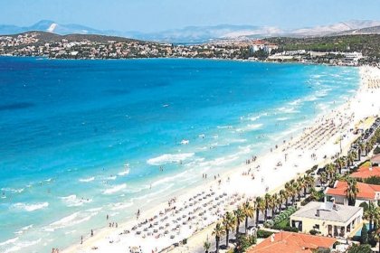 Çeşme'nin Ilıca Plajı'nda şemsiye ve şezlonglar kaldırıldı