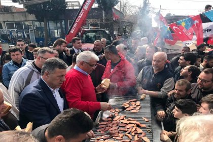 CHP Kırklareli Belediye Başkan adayı Mehmet Tuna Soykan'dan esnaf ve vatandaşlara sucuk ekmek ikramı