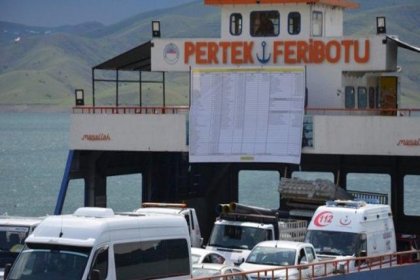CHP'li başkan AKP'den kalan borç tablosunu feribota astı