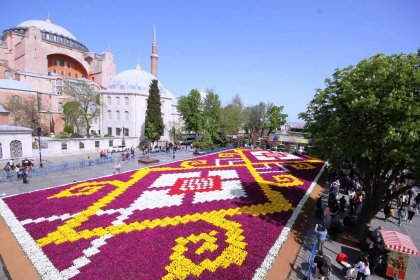Dünyanın en büyük Lale Halısı Sultanahmet Meydanı’nda İstanbullularla buluştu