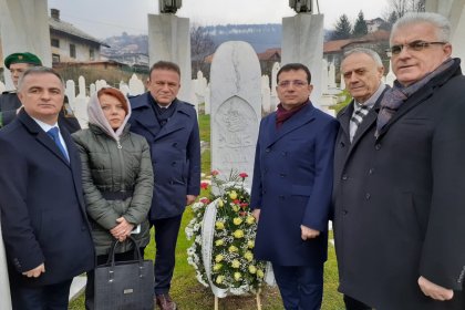 Ekrem İmamoğlu,  Aliya İzzetbegoviç’in mezarını ziyaret etti