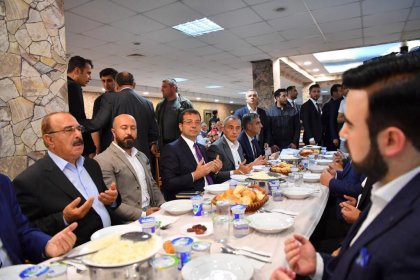 Ekrem İmamoğlu, Küçükçekmece'de Doğu ve Güneydoğulu kanaat önderleriyle iftarda bir araya geldi