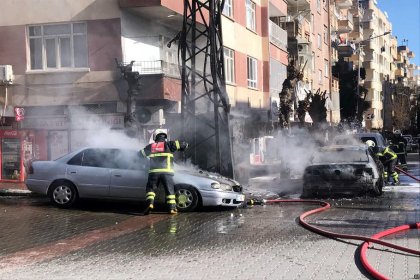 Elektrik trafosunda patlama: Araçlar alev aldı