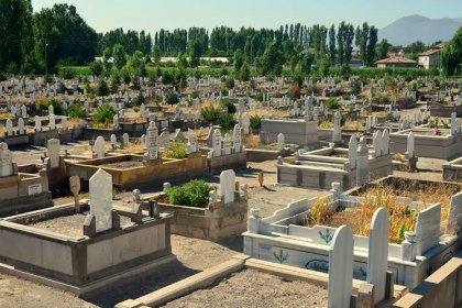 Eski muhtar, kendisine oy vermeyenlerin yakınlarının mezarlarını taşıttırdı