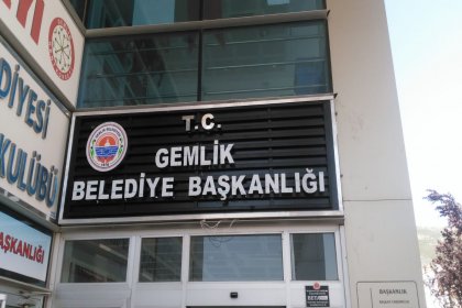 Gemlik Belediye Başkan Yardımcısı rehin alındı, kapıyı kırarak içeri giren Belediye Başkanı Uğur Sertaslan şahsı etkisiz hale getirdi