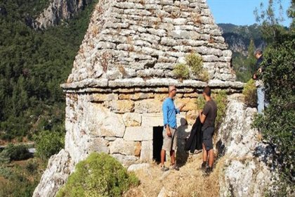 Halkın yıllarca türbe sanıp ziyaret ettiği mezar bir gladyatöre ait çıktı