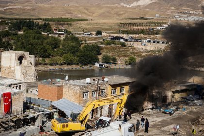 Hasankeyf'te yıkım isyanı: Tarihi çarşı boşaltıldı, esnaf dükkanını yaktı