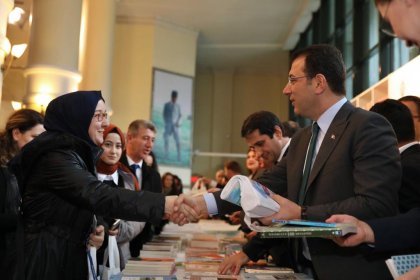 İmamoğlu mesai arkadaşlarının yeni yılını kitap hediye ederek kutladı