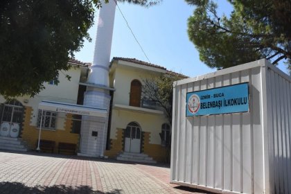 İzmir'de okul inşaatı bitmedi, öğrenciler cami avlusundaki konteynerlerde eğitim görüyor