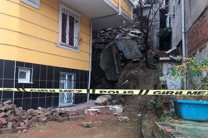 Kağıthane'de binanın istinat duvarı çöktü, çevredeki binalar boşaltıldı