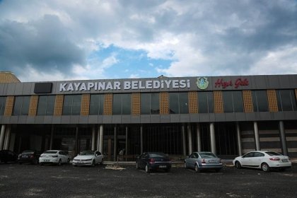 Kayapınar Belediye Başkanı, belediyenin eşyalarını, araçlarını ve personellerini arıyor