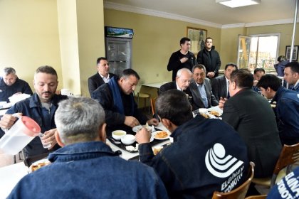 Kılıçdaroğlu, ziyaret ettiği bir fabrikadaki işçilerle birlikte öğle yemeği yedi