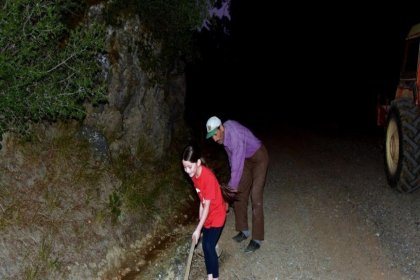 Kızının okula gidebilmesi için veresiye yol yaptırdı