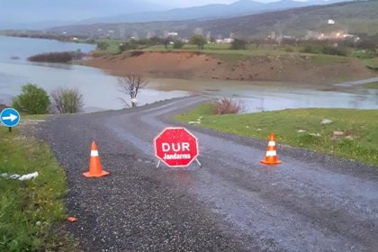 Köprü su altında kaldı, öğrenciler okula gidemiyor