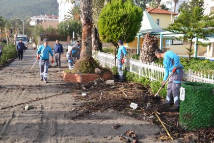 Marmaris'te fırtına sonrası temizlik başladı