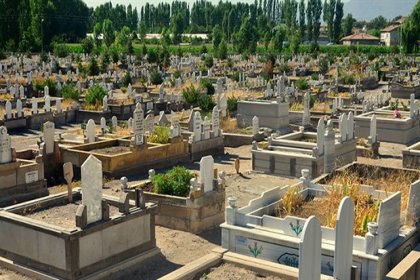 Mersin'de tarikatçılar mezarlara saldırdı
