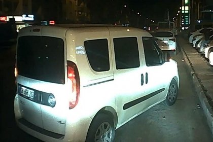 Polisler trafikte tartışırken, gözaltındaki şüpheli ekip aracıyla kaçtı