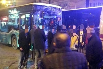 Servis minibüsü, halk otobüsü ile otomobile çarptı: 5 yaralı