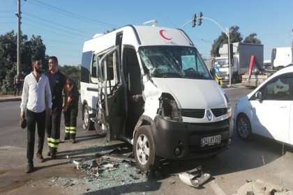 Servis otobüsü, minibüse çarptı: 6 yaralı