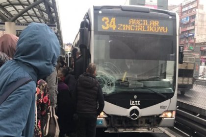 Şirinevler'de metrobüs yolcuya çarptı