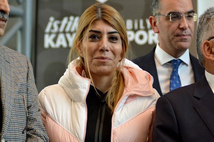 Süper Lig tarihinde bir ilk: Kayserispor'da başkanlığa Berna Gözbaşı seçildi