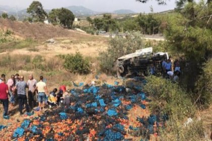 Tarım işcilerini taşıyan kamyon devrildi: 2 ölü 13 yaralı