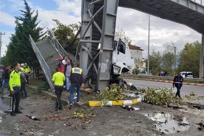 TIR yolcu durağına daldı: 2 ölü, 3 yaralı