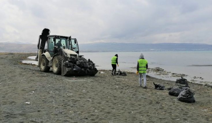 Van Gölü sahillerinde 100 ton çöp toplandı