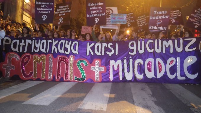 8 Mart Feminist gece yürüyüşüne polis engelline rağmen binlerce kadın katıldı