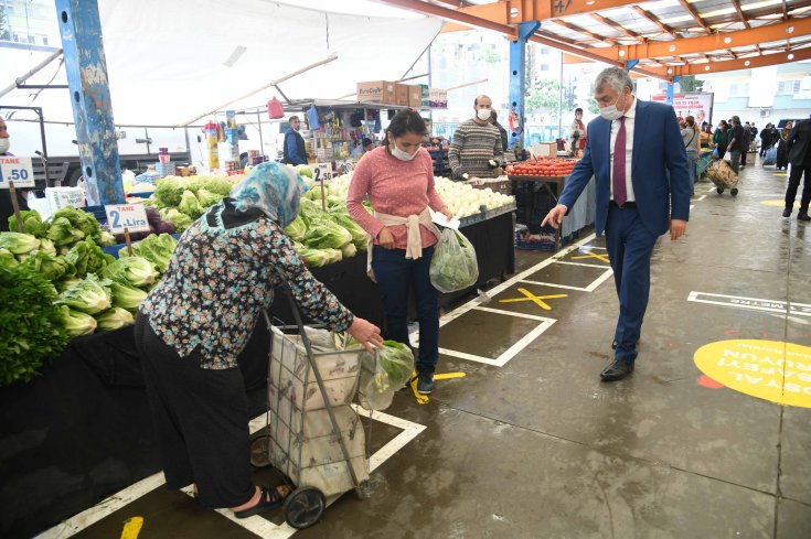 Adana'da sosyal mesafe kuralına uyulması için pazar alanları yeniden tasarlanıyor