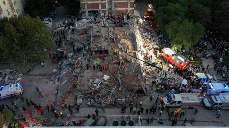 AFAD İzmir depremine ilişkin son duyurusunda: '1’i boğulma sonucunda olmak üzere toplam 17 vatandaşımız hayatını kaybetmiş, 709 vatandaşımız yaralanmıştır' denildi