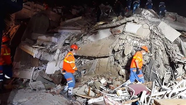 AFAD İzmir depremine ilişkin son duyurusunda: '1’i boğulma sonucunda olmak üzere toplam 24 vatandaşımız hayatını kaybetmiştir' denildi