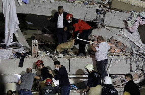 AFAD İzmir depremine ilişkin son duyurusunda: '1’i boğulma sonucunda olmak üzere toplam 25 vatandaşımız hayatını kaybetmiştir 804 vatandaşımız yaralanmıştır'