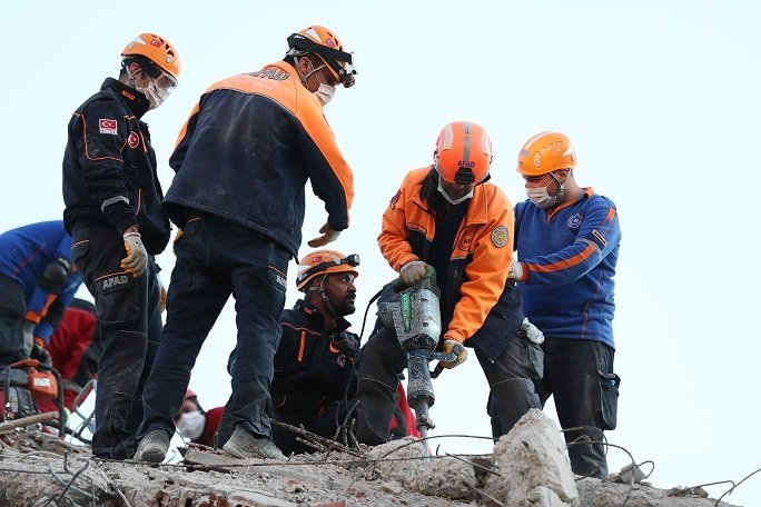 AFAD İzmir depremine ilişkin son duyurusunda: '1’i boğulma sonucunda olmak üzere toplam 25 vatandaşımız hayatını kaybetti ve 831 vatandaşımız yaralandı'