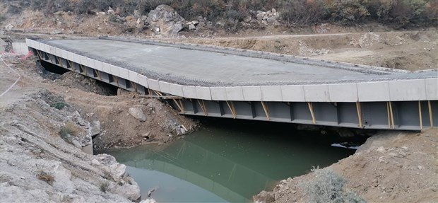 AKP’li belediyenin yaptığı köprü açılmadan çöktü