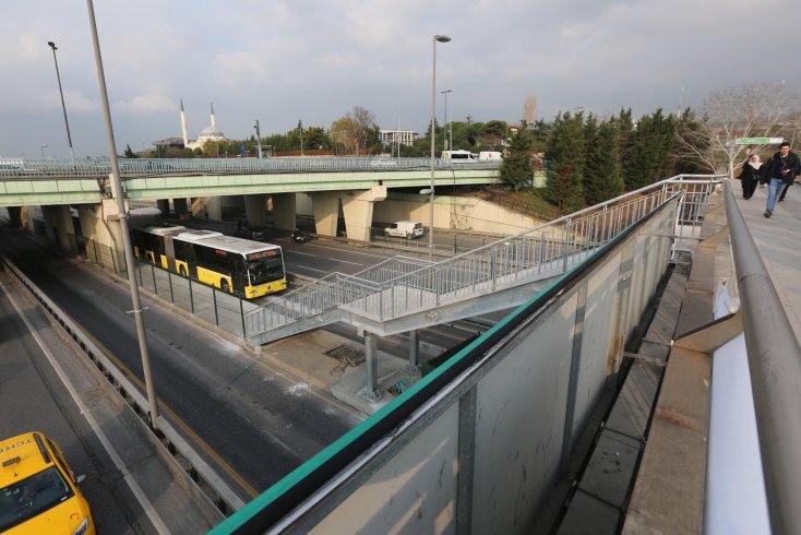 Altunizade metrobüs istasyonu genişletildi