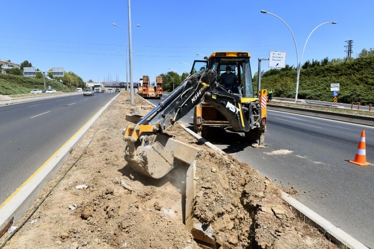 Ankara Büyükşehir Belediyesi: Refüjlere dikilen ağaçların kuruma nedeni susuzluk değil, önceki yönetim ağaçları asfalta dikmiş